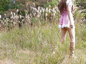 Autumn is Pai-chan's most favored season. Going out to beautiful parks, mountains for walking and hiking. It's even nicer if Pai-chan finds good places to enjoy naughty exposures.