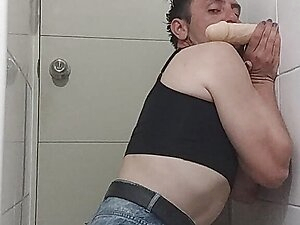 Mamando dildo en el baño